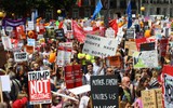 [ẢNH] Hàng chục nghìn người biểu tình chống ông Trump tại Anh