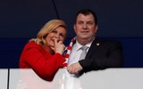 [ẢNH] Tổng thống Croatia, người phụ nữ lau nước mắt cho các cầu thủ trong trận cầu lịch sử
