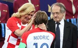 [ẢNH] Tổng thống Croatia, người phụ nữ lau nước mắt cho các cầu thủ trong trận cầu lịch sử