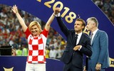 [ẢNH] Tổng thống Croatia, người phụ nữ lau nước mắt cho các cầu thủ trong trận cầu lịch sử