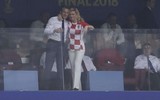 [ẢNH] Tổng thống Croatia, người phụ nữ lau nước mắt cho các cầu thủ trong trận cầu lịch sử