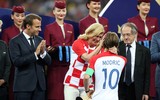 [ẢNH] Tổng thống Croatia, người phụ nữ lau nước mắt cho các cầu thủ trong trận cầu lịch sử