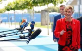 [ẢNH] Tổng thống Croatia, người phụ nữ lau nước mắt cho các cầu thủ trong trận cầu lịch sử