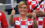 [ẢNH] Tổng thống Croatia, người phụ nữ lau nước mắt cho các cầu thủ trong trận cầu lịch sử