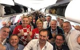 [ẢNH] Tổng thống Croatia, người phụ nữ lau nước mắt cho các cầu thủ trong trận cầu lịch sử