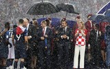 [ẢNH] Tổng thống Croatia, người phụ nữ lau nước mắt cho các cầu thủ trong trận cầu lịch sử