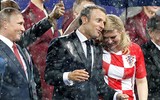 [ẢNH] Tổng thống Croatia, người phụ nữ lau nước mắt cho các cầu thủ trong trận cầu lịch sử
