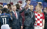 [ẢNH] Tổng thống Croatia, người phụ nữ lau nước mắt cho các cầu thủ trong trận cầu lịch sử