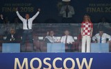 [ẢNH] Tổng thống Croatia, người phụ nữ lau nước mắt cho các cầu thủ trong trận cầu lịch sử