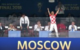 [ẢNH] Tổng thống Croatia, người phụ nữ lau nước mắt cho các cầu thủ trong trận cầu lịch sử