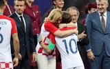 [ẢNH] Tổng thống Croatia, người phụ nữ lau nước mắt cho các cầu thủ trong trận cầu lịch sử