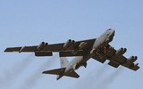 [ẢNH] Pháo đài bay B-52 Mỹ tung hoành nhưng lại bị Su-35 Nga 