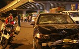 [ẢNH] Người lái BMW tông loạt xe máy dừng đèn đỏ ở TP.HCM nhận ''có bia rượu''