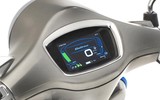 [ẢNH] Xe máy điện Vespa Elettrica về Việt Nam đắt ngang môtô