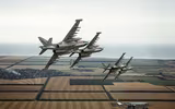 [ẢNH] Chiến đấu cơ Nga bay rợp sau khi tàu chiến nước này bắn vào chiến hạm Ukraine