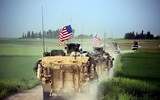 [ẢNH] Xe chiến đấu bộ binh Mỹ ầm ầm rút khỏi Syria ngay trong đêm