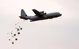 [ẢNH] Việt Nam dùng phi đội C-130 Mỹ để vận tải và ném bom vào đầu Khmer Đỏ