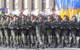 [ẢNH] Bất ngờ khi AK huyền thoại đang bị TAR-21 dần thay thế tại Ukraine