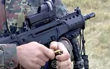 [ẢNH] Bất ngờ khi AK huyền thoại đang bị TAR-21 dần thay thế tại Ukraine
