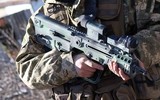 [ẢNH] Bất ngờ khi AK huyền thoại đang bị TAR-21 dần thay thế tại Ukraine