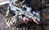 [ẢNH] Bất ngờ khi AK huyền thoại đang bị TAR-21 dần thay thế tại Ukraine