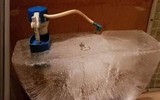 [ẢNH] Tóc người dựng đứng, toilet vỡ tung trong giá rét -41 độ C tại Mỹ