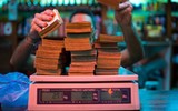 [ẢNH] Hàng chục xấp tiền chỉ đủ để mua cuộn giấy vệ sinh, bức tranh bi đát về Venezuela