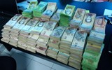 [ẢNH] Hàng chục xấp tiền chỉ đủ để mua cuộn giấy vệ sinh, bức tranh bi đát về Venezuela