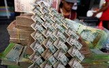 [ẢNH] Hàng chục xấp tiền chỉ đủ để mua cuộn giấy vệ sinh, bức tranh bi đát về Venezuela
