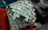 [ẢNH] Hàng chục xấp tiền chỉ đủ để mua cuộn giấy vệ sinh, bức tranh bi đát về Venezuela
