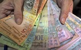 [ẢNH] Hàng chục xấp tiền chỉ đủ để mua cuộn giấy vệ sinh, bức tranh bi đát về Venezuela