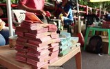 [ẢNH] Hàng chục xấp tiền chỉ đủ để mua cuộn giấy vệ sinh, bức tranh bi đát về Venezuela