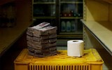 [ẢNH] Hàng chục xấp tiền chỉ đủ để mua cuộn giấy vệ sinh, bức tranh bi đát về Venezuela