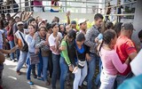 [ẢNH] Ông Guaido cảnh báo quân đội Venezuela chặn hàng cứu trợ là tội ác chống lại loài người