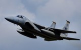 [ẢNH] Chiến thần F-15 Mỹ vừa bất ngờ trút mưa tên lửa xuống biển, vì sao?
