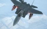 [ẢNH] Chiến thần F-15 Mỹ vừa bất ngờ trút mưa tên lửa xuống biển, vì sao?