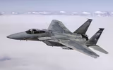 [ẢNH] Chiến thần F-15 Mỹ vừa bất ngờ trút mưa tên lửa xuống biển, vì sao?