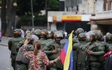 [ẢNH] Vệ binh quốc gia Venezuela lao xe bọc thép, phá rào chắn để đào thoát sang Colombia