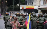 [ẢNH] Vệ binh quốc gia Venezuela lao xe bọc thép, phá rào chắn để đào thoát sang Colombia