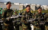 [ẢNH] Vệ binh quốc gia Venezuela lao xe bọc thép, phá rào chắn để đào thoát sang Colombia