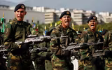 [ẢNH] Vệ binh quốc gia Venezuela lao xe bọc thép, phá rào chắn để đào thoát sang Colombia