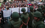 [ẢNH] Vệ binh quốc gia Venezuela lao xe bọc thép, phá rào chắn để đào thoát sang Colombia