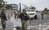 [ẢNH] Vệ binh quốc gia Venezuela lao xe bọc thép, phá rào chắn để đào thoát sang Colombia