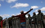 [ẢNH] Vệ binh quốc gia Venezuela lao xe bọc thép, phá rào chắn để đào thoát sang Colombia