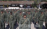 [ẢNH] Vệ binh quốc gia Venezuela lao xe bọc thép, phá rào chắn để đào thoát sang Colombia