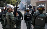 [ẢNH] Vệ binh quốc gia Venezuela lao xe bọc thép, phá rào chắn để đào thoát sang Colombia
