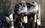 [ẢNH] Vệ binh quốc gia Venezuela lao xe bọc thép, phá rào chắn để đào thoát sang Colombia