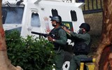 [ẢNH] Vệ binh quốc gia Venezuela lao xe bọc thép, phá rào chắn để đào thoát sang Colombia