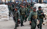[ẢNH] Vệ binh quốc gia Venezuela lao xe bọc thép, phá rào chắn để đào thoát sang Colombia