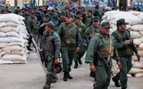 [ẢNH] Vệ binh quốc gia Venezuela lao xe bọc thép, phá rào chắn để đào thoát sang Colombia